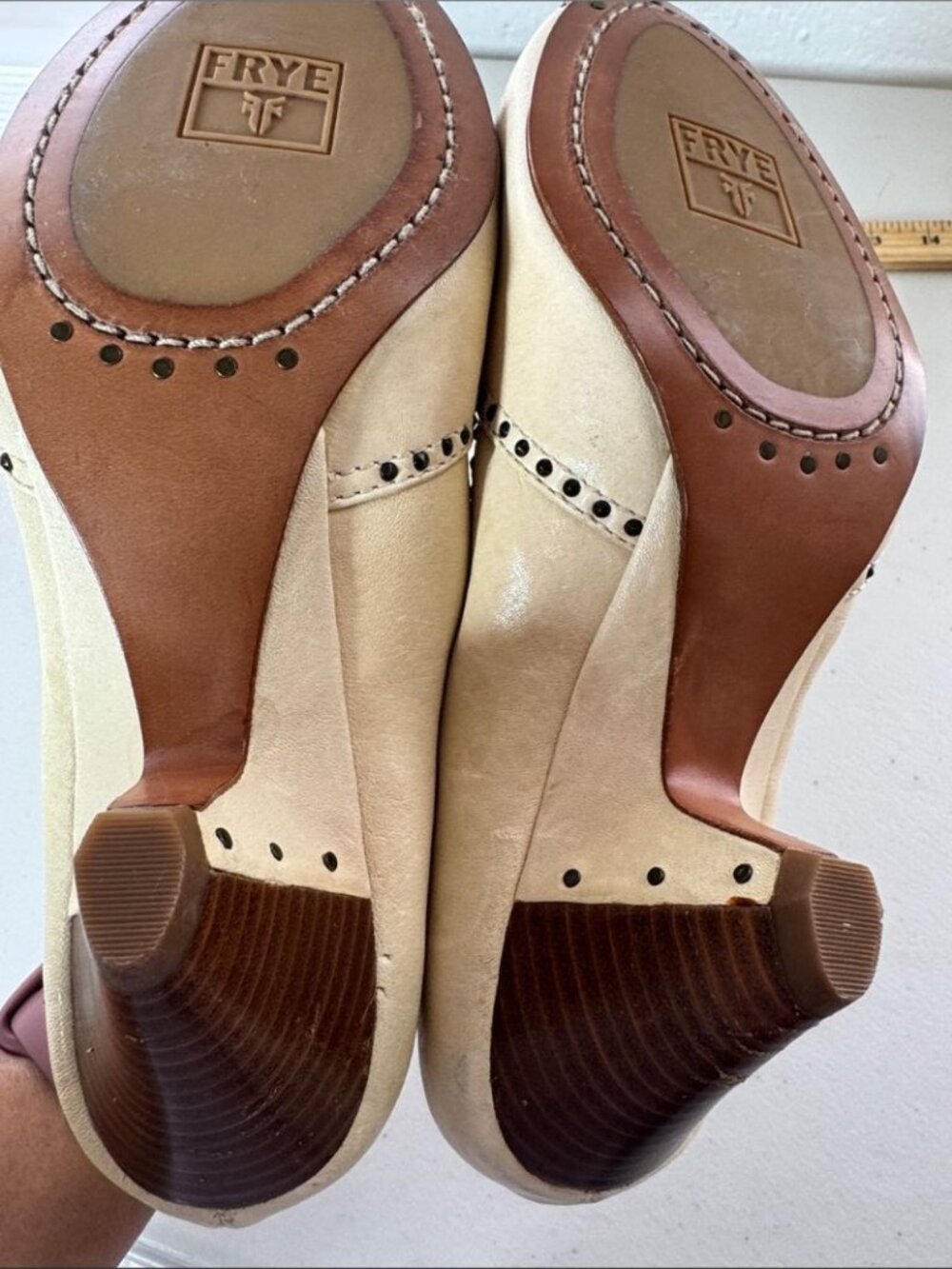Frye Ivory Studded Peep Toe Low Heel Retro Size 8 Leather Boho Cottagecore - Picture 13 of 14